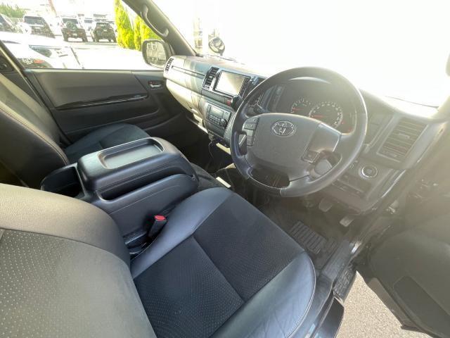 ハイエースバン スーパーGL ダーク プライムII 純正SDナビ グリルガード テールガード ベットキット フリップダウンモニター グッドイヤーホワイトレタータイヤ 衝突軽減ブレーキ レーンキープアシスト 前後ドライブレコーダー ステアリングリモコン(20枚目)