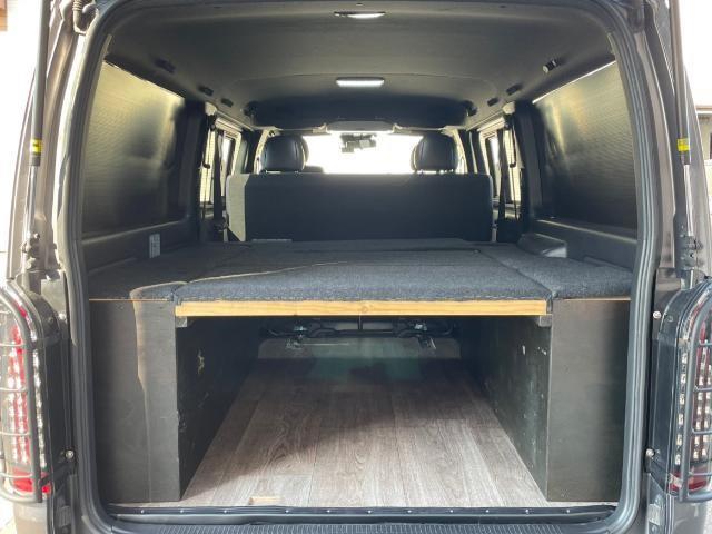 ハイエースバン スーパーGL ダーク プライムII 純正SDナビ グリルガード テールガード ベットキット フリップダウンモニター グッドイヤーホワイトレタータイヤ 衝突軽減ブレーキ レーンキープアシスト 前後ドライブレコーダー ステアリングリモコン(24枚目)