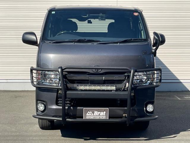 ハイエースバン スーパーGL ダーク プライムII 純正SDナビ グリルガード テールガード ベットキット フリップダウンモニター グッドイヤーホワイトレタータイヤ 衝突軽減ブレーキ レーンキープアシスト 前後ドライブレコーダー ステアリングリモコン(26枚目)