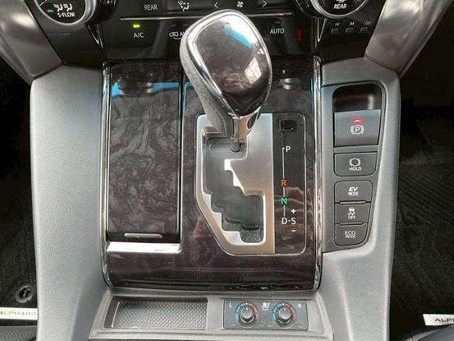 アルファードハイブリッド ＳＲ　Ｃパッケージ　両側パワースライドドア　社外セキュリティ　フリップダウンモニター　プリクラッシュセーフティ　レーンキープアシスト　ＲＣＴＡ　デジタルインナーミラー　パーキングアシスト　ステアリングヒーター（9枚目）