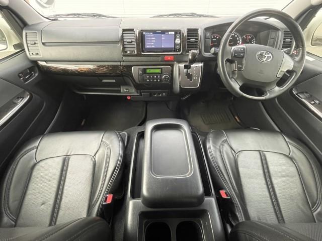 レジアスエースバン スーパーＧＬ　ダークプライム　社外メモリーナビ　フルセグＴＶ　バックカメラ　ＬＥＤヘッドライト　フロントスポイラー　オーバーフェンダー　シートカバー　前後ドライブレコーダー　ＬＥＤテールライト　ビルドインＥＴＣ（2枚目）