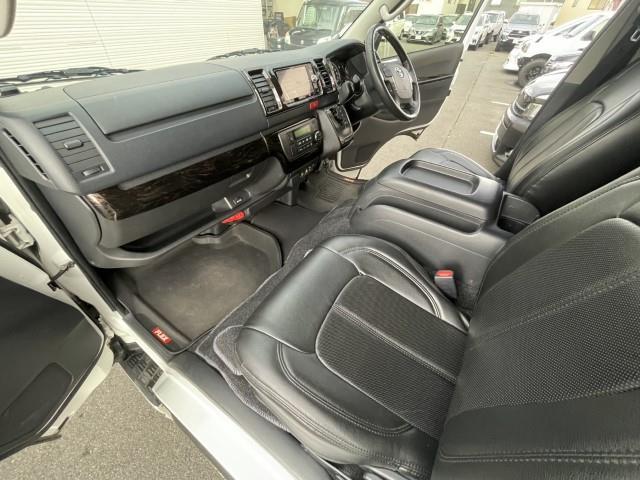 レジアスエースバン スーパーＧＬ　ダークプライム　社外メモリーナビ　フルセグＴＶ　バックカメラ　ＬＥＤヘッドライト　フロントスポイラー　オーバーフェンダー　シートカバー　前後ドライブレコーダー　ＬＥＤテールライト　ビルドインＥＴＣ（22枚目）