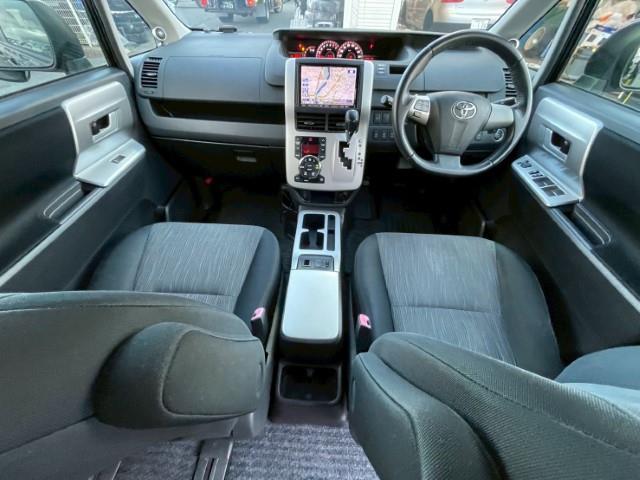 ヴォクシー ＺＳ　社外スピーカー　前方ドラレコ　両側パワースライドドア　ＥＴＣ　４ＷＤ　前席シートヒーター　アルパインナビ　電動格納ミラー（2枚目）