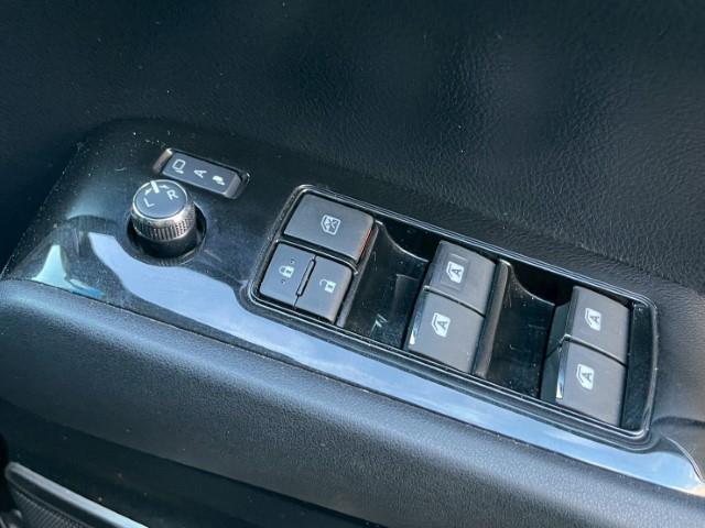 ヴェルファイアハイブリッド ＺＲ　ステアリングリモコン　ＡＶＨ　パワーバックドア　シートメモリー　フォグライト　電動格納ミラー（10枚目）