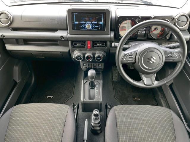 ジムニー ＸＣ　４ＷＤ　ターボ　社外ＣＤオーディオ　クルーズコントロール　レーダーブレーキサポート　レーンキープアシスト　ＬＥＤヘッドライト・フォグランプ　前席シートヒーター　横滑り防止　ダウンヒルアシスト（2枚目）