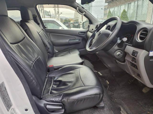 NV350キャラバンバン DX アラウンドビューモニター 社外オーディオ フルセグ/CD/BT 純正フロアマット 衝突被害軽減ブレーキ ETC 切替4WD レザー調シートカバー スペアキー(26枚目)