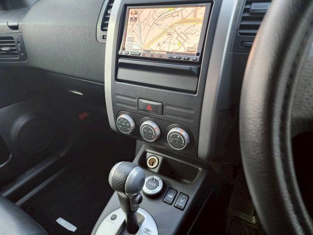 全席シートヒーター　社外ナビ　Ｂｌｕｅｔｏｏｔｈ／ＣＤ／ＤＶＤ　ダウンヒルアシストコントロール　ＥＴＣ　４ＷＤ　ルーフレール　ルーフキャリア　フロントグリル＆エンブレムマッドブラック塗装