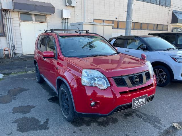 エクストレイル ２０Ｘｔｔ　前席シートヒーター　フロントグリルブラック塗装　横滑り防止　ルーフキャリア　社外メモリーナビ　フルセグＴＶ／Ｂｌｕｅｔｏｏｔｈ／ＣＤ／ＤＶＤ　バックカメラ　ホワイトレタータイヤ　社外エンスタ（2枚目）