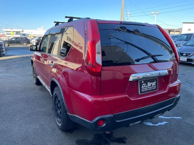 エクストレイル ２０Ｘｔｔ　前席シートヒーター　フロントグリルブラック塗装　横滑り防止　ルーフキャリア　社外メモリーナビ　フルセグＴＶ／Ｂｌｕｅｔｏｏｔｈ／ＣＤ／ＤＶＤ　バックカメラ　ホワイトレタータイヤ　社外エンスタ（5枚目）