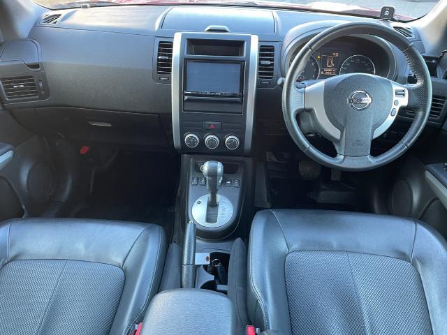 エクストレイル ２０Ｘｔｔ　前席シートヒーター　フロントグリルブラック塗装　横滑り防止　ルーフキャリア　社外メモリーナビ　フルセグＴＶ／Ｂｌｕｅｔｏｏｔｈ／ＣＤ／ＤＶＤ　バックカメラ　ホワイトレタータイヤ　社外エンスタ（6枚目）