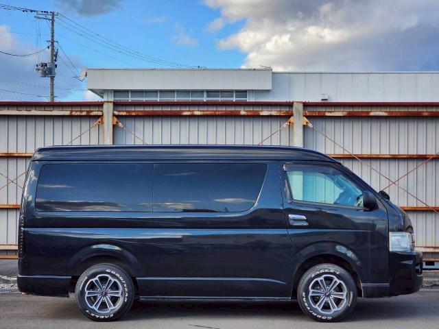 ハイエースワゴン ＧＬ　社外ナビ　ＣＤ／ＤＶＤ／ＢＴ／フルセグ　Ｂカメラ　オートライト　パワースライドドア　純正フロアマット　リアモニター　１００Ｖ電源　取扱説明書　スペアキー（4枚目）