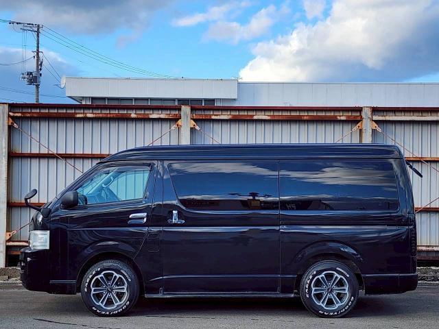 ハイエースワゴン ＧＬ　社外ナビ　ＣＤ／ＤＶＤ／ＢＴ／フルセグ　Ｂカメラ　オートライト　パワースライドドア　純正フロアマット　リアモニター　１００Ｖ電源　取扱説明書　スペアキー（5枚目）