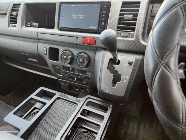 ハイエースワゴン ＧＬ　社外ナビ　ＣＤ／ＤＶＤ／ＢＴ／フルセグ　Ｂカメラ　オートライト　パワースライドドア　純正フロアマット　リアモニター　１００Ｖ電源　取扱説明書　スペアキー（9枚目）
