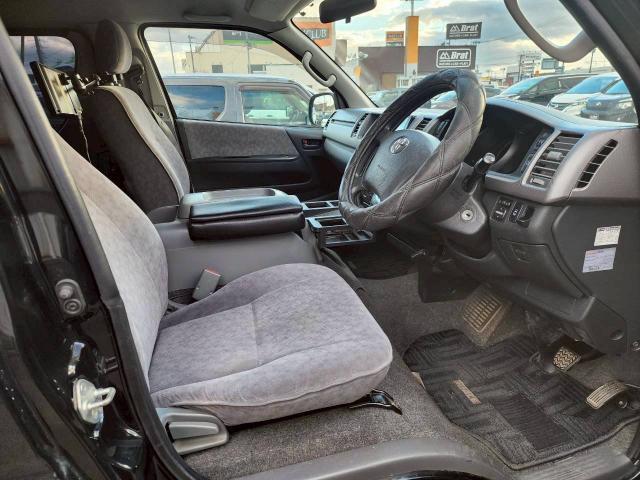 ハイエースワゴン ＧＬ　社外ナビ　ＣＤ／ＤＶＤ／ＢＴ／フルセグ　Ｂカメラ　オートライト　パワースライドドア　純正フロアマット　リアモニター　１００Ｖ電源　取扱説明書　スペアキー（10枚目）