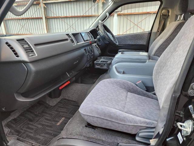 ハイエースワゴン ＧＬ　社外ナビ　ＣＤ／ＤＶＤ／ＢＴ／フルセグ　Ｂカメラ　オートライト　パワースライドドア　純正フロアマット　リアモニター　１００Ｖ電源　取扱説明書　スペアキー（11枚目）