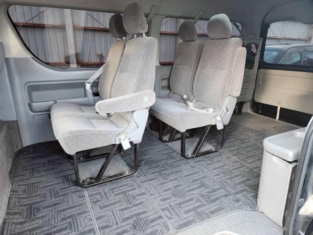 ハイエースワゴン ＧＬ　社外ナビ　ＣＤ／ＤＶＤ／ＢＴ／フルセグ　Ｂカメラ　オートライト　パワースライドドア　純正フロアマット　リアモニター　１００Ｖ電源　取扱説明書　スペアキー（12枚目）