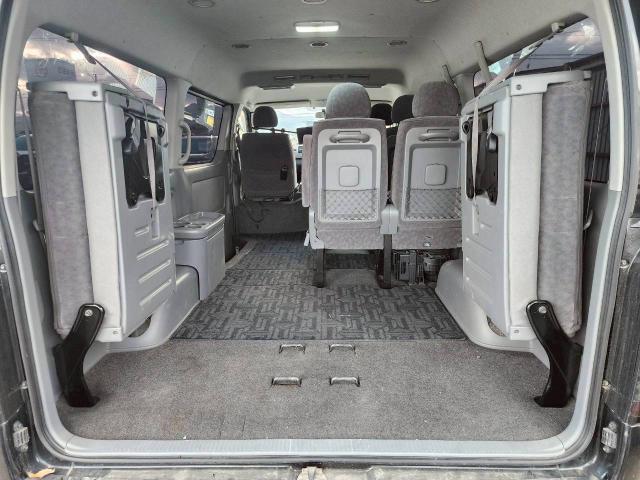 ハイエースワゴン ＧＬ　社外ナビ　ＣＤ／ＤＶＤ／ＢＴ／フルセグ　Ｂカメラ　オートライト　パワースライドドア　純正フロアマット　リアモニター　１００Ｖ電源　取扱説明書　スペアキー（13枚目）