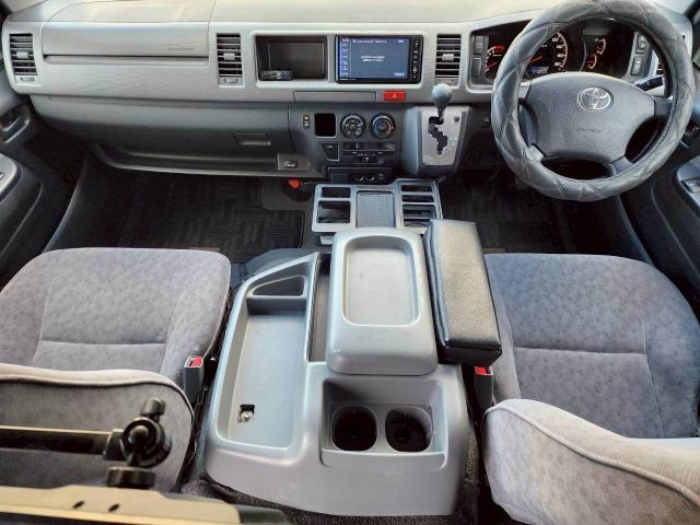ハイエースワゴン ＧＬ　社外ナビ　ＣＤ／ＤＶＤ／ＢＴ／フルセグ　Ｂカメラ　オートライト　パワースライドドア　純正フロアマット　リアモニター　１００Ｖ電源　取扱説明書　スペアキー（16枚目）