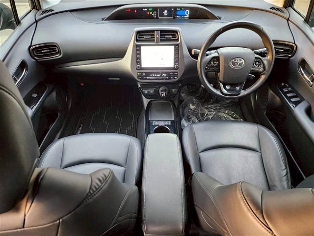 プリウス Ｓツーリングセレクション・ブラックエディション　フルエアロ　エンジンスターター　バックカメラ　ワイパーデアイサー　コーナーセンサー前後　純正ＡＷ　純正オーディオ　オートライト　オートハイビーム　シートヒーター　コーナーセンサー前後（2枚目）