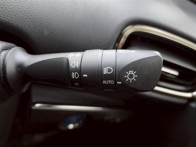 プリウス Ｓツーリングセレクション・ブラックエディション　フルエアロ　エンジンスターター　バックカメラ　ワイパーデアイサー　コーナーセンサー前後　純正ＡＷ　純正オーディオ　オートライト　オートハイビーム　シートヒーター　コーナーセンサー前後（13枚目）