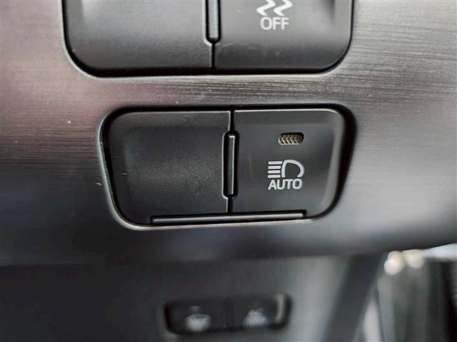 プリウス Ｓツーリングセレクション・ブラックエディション　フルエアロ　エンジンスターター　バックカメラ　ワイパーデアイサー　コーナーセンサー前後　純正ＡＷ　純正オーディオ　オートライト　オートハイビーム　シートヒーター　コーナーセンサー前後（17枚目）