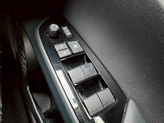 プリウス Ｓツーリングセレクション・ブラックエディション　フルエアロ　エンジンスターター　バックカメラ　ワイパーデアイサー　コーナーセンサー前後　純正ＡＷ　純正オーディオ　オートライト　オートハイビーム　シートヒーター　コーナーセンサー前後（19枚目）