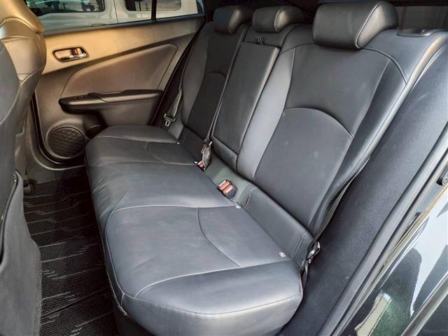 プリウス Ｓツーリングセレクション・ブラックエディション　フルエアロ　エンジンスターター　バックカメラ　ワイパーデアイサー　コーナーセンサー前後　純正ＡＷ　純正オーディオ　オートライト　オートハイビーム　シートヒーター　コーナーセンサー前後（27枚目）