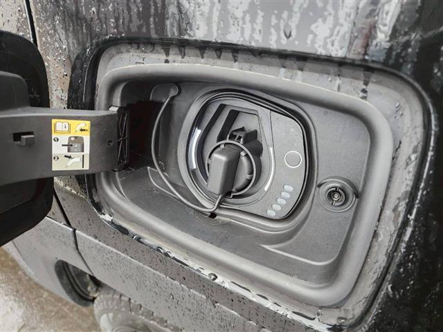 ジープ・レネゲード4xe リミテッド 4xe 純正ナビ バックカメラ ルーフレール ブラインドスポットモニター 前席パワーシート 前席シートヒーター ステアリングヒーター ドラレコ ETC2.0 クルーズコントロール ヒルディセントコントロール(31枚目)