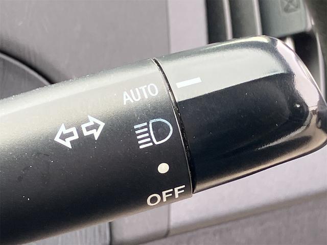 プリウス Ｓ　ハイブリッド　オートライト　ＨＩＤ　スマートキー　電動格納ミラー　ＣＶＴ　盗難防止システム　衝突安全ボディ　アルミホイール　ＡＢＳ　エアコン　パワーステアリング　パワーウィンドウ（9枚目）