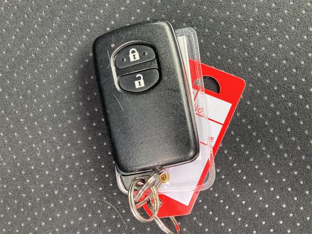 プリウス Ｓ　ハイブリッド　オートライト　ＨＩＤ　スマートキー　電動格納ミラー　ＣＶＴ　盗難防止システム　衝突安全ボディ　アルミホイール　ＡＢＳ　エアコン　パワーステアリング　パワーウィンドウ（11枚目）