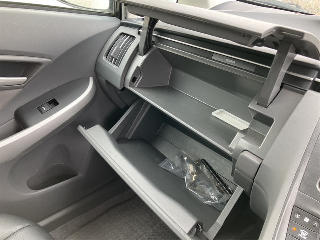 プリウス Ｌ　ハイブリッド　ドライブレコーダー　オートライト　スマートキー　電動格納ミラー　ＣＶＴ　盗難防止システム　衝突安全ボディ　アルミホイール　ミュージックプレイヤー接続可　ＡＢＳ　ＥＳＣ　エアコン（11枚目）