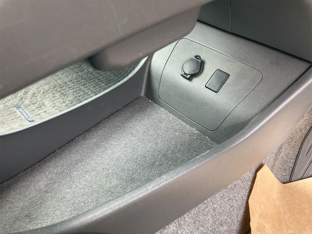プリウス Ｌ　ハイブリッド　ドライブレコーダー　オートライト　スマートキー　電動格納ミラー　ＣＶＴ　盗難防止システム　衝突安全ボディ　アルミホイール　ミュージックプレイヤー接続可　ＡＢＳ　ＥＳＣ　エアコン（35枚目）