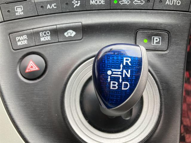 プリウス Ｓ　ハイブリッド　ＥＴＣ　バックカメラ　ナビ　ＴＶ　スマートキー　電動格納ミラー　ＣＶＴ　盗難防止システム　衝突安全ボディ　アルミホイール　ＣＤ　ＵＳＢ　ＡＢＳ　ＥＳＣ　エアコン　パワーステアリング（6枚目）