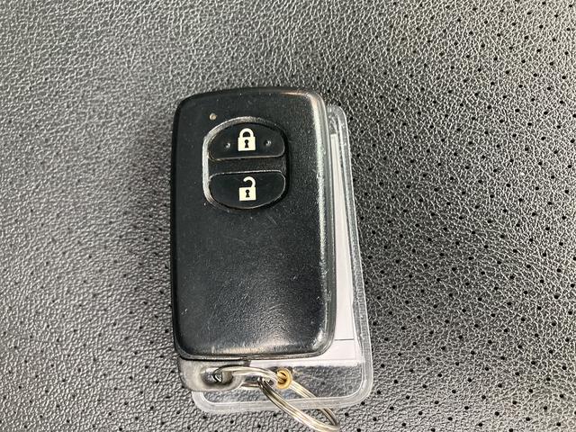 プリウス Ｓ　ハイブリッド　ＥＴＣ　バックカメラ　ナビ　ＴＶ　スマートキー　電動格納ミラー　ＣＶＴ　盗難防止システム　衝突安全ボディ　アルミホイール　ＣＤ　ＵＳＢ　ＡＢＳ　ＥＳＣ　エアコン　パワーステアリング（8枚目）