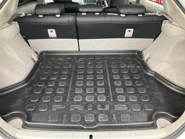 プリウス Ｓ　ハイブリッド　ＥＴＣ　バックカメラ　ナビ　ＴＶ　スマートキー　電動格納ミラー　ＣＶＴ　盗難防止システム　衝突安全ボディ　アルミホイール　ＣＤ　ＵＳＢ　ＡＢＳ　ＥＳＣ　エアコン　パワーステアリング（19枚目）