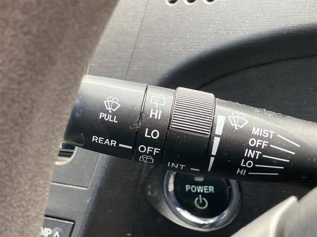 プリウス Ｓ　ハイブリッド　ＥＴＣ　バックカメラ　ナビ　ＴＶ　スマートキー　電動格納ミラー　ＣＶＴ　盗難防止システム　衝突安全ボディ　アルミホイール　ＣＤ　ＵＳＢ　ＡＢＳ　ＥＳＣ　エアコン　パワーステアリング（31枚目）