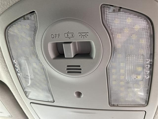 プリウス Ｓ　ハイブリッド　ＥＴＣ　バックカメラ　ナビ　ＴＶ　スマートキー　電動格納ミラー　ＣＶＴ　盗難防止システム　衝突安全ボディ　アルミホイール　ＣＤ　ＵＳＢ　ＡＢＳ　ＥＳＣ　エアコン　パワーステアリング（33枚目）