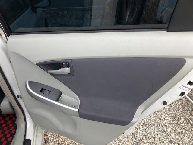 プリウス Ｓ　ハイブリッド　ＥＴＣ　バックカメラ　ナビ　ＴＶ　スマートキー　電動格納ミラー　ＣＶＴ　盗難防止システム　衝突安全ボディ　アルミホイール　ＣＤ　ＵＳＢ　ＡＢＳ　ＥＳＣ　エアコン　パワーステアリング（49枚目）