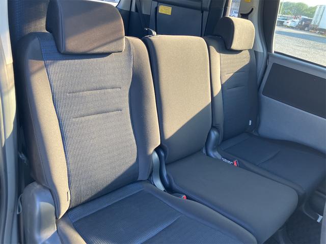 ヴォクシー ＺＳ　煌ＩＩ　ＥＴＣ　ＴＶ　両側電動スライドドア　オートライト　ＨＩＤ　スマートキー　電動格納ミラー　３列シート　ＣＶＴ　アルミホイール　ＣＤ　ＤＶＤ再生　ミュージックプレイヤー接続可　Ｂｌｕｅｔｏｏｔｈ（32枚目）