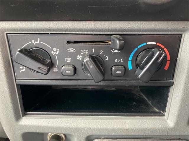 手の届きやすいところで簡単操作ができる空調付き！オールシーズンお好みの温度調節ができます。