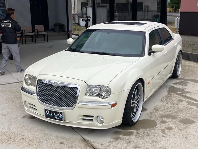 クライスラー・３００ ３００Ｃ　カロッツェリアＨＤＤナビ　フルセグＴＶ　サンルーフ　ＥＴＣ　２２インチアルミホイール　パワーシート　社外車高調　ＨＩＤ（2枚目）