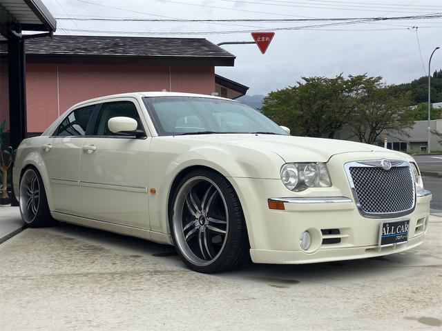 クライスラー・３００ ３００Ｃ　カロッツェリアＨＤＤナビ　フルセグＴＶ　サンルーフ　ＥＴＣ　２２インチアルミホイール　パワーシート　社外車高調　ＨＩＤ（7枚目）