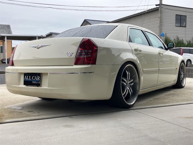 クライスラー・３００ ３００Ｃ　カロッツェリアＨＤＤナビ　フルセグＴＶ　サンルーフ　ＥＴＣ　２２インチアルミホイール　パワーシート　社外車高調　ＨＩＤ（15枚目）