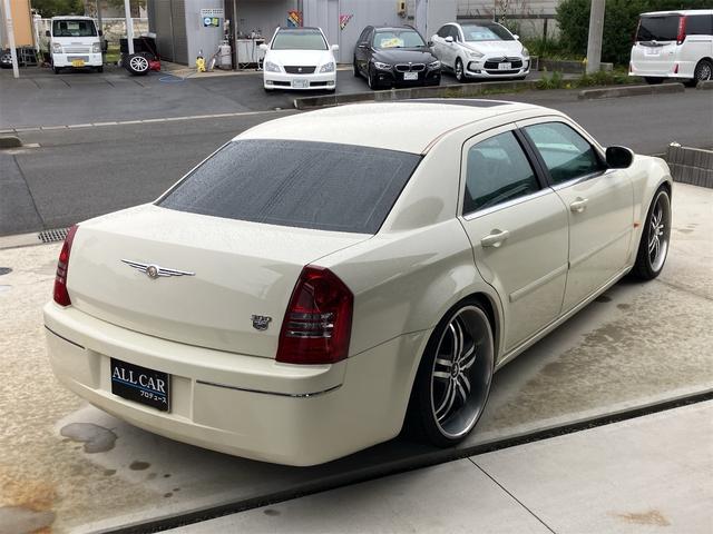 クライスラー・３００ ３００Ｃ　カロッツェリアＨＤＤナビ　フルセグＴＶ　サンルーフ　ＥＴＣ　２２インチアルミホイール　パワーシート　社外車高調　ＨＩＤ（16枚目）