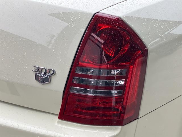 クライスラー・３００ ３００Ｃ　カロッツェリアＨＤＤナビ　フルセグＴＶ　サンルーフ　ＥＴＣ　２２インチアルミホイール　パワーシート　社外車高調　ＨＩＤ（17枚目）