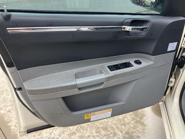 クライスラー・３００ ３００Ｃ　カロッツェリアＨＤＤナビ　フルセグＴＶ　サンルーフ　ＥＴＣ　２２インチアルミホイール　パワーシート　社外車高調　ＨＩＤ（24枚目）