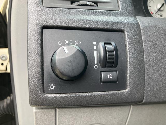 クライスラー・３００ ３００Ｃ　カロッツェリアＨＤＤナビ　フルセグＴＶ　サンルーフ　ＥＴＣ　２２インチアルミホイール　パワーシート　社外車高調　ＨＩＤ（27枚目）