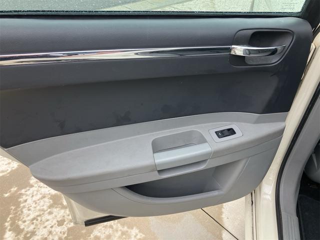クライスラー・３００ ３００Ｃ　カロッツェリアＨＤＤナビ　フルセグＴＶ　サンルーフ　ＥＴＣ　２２インチアルミホイール　パワーシート　社外車高調　ＨＩＤ（49枚目）