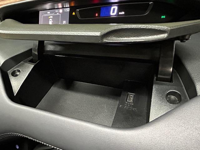 セレナ ハイウェイスターＶ　４ＷＤ　純正ワイドナビ　アラウンドビューモニター　後席モニター　両側電動スライドドア　レーダークルーズ　前席シートヒーター　ハンドルヒーター　ＬＥＤヘッドライト　純正１５インチアルミホイール（13枚目）