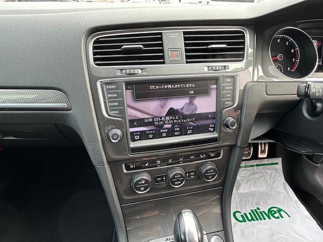 ゴルフオールトラック TSI 4モーション アップグレードパッケージ 4WD 衝突軽減ブレーキ 純正ナビ フルセグTV 前席シートヒーター ハンドルヒーター レーダークルーズ ビルトインETC 革巻きステアリング ルーフレール 純正17インチアルミホイール パドルシフト(2枚目)